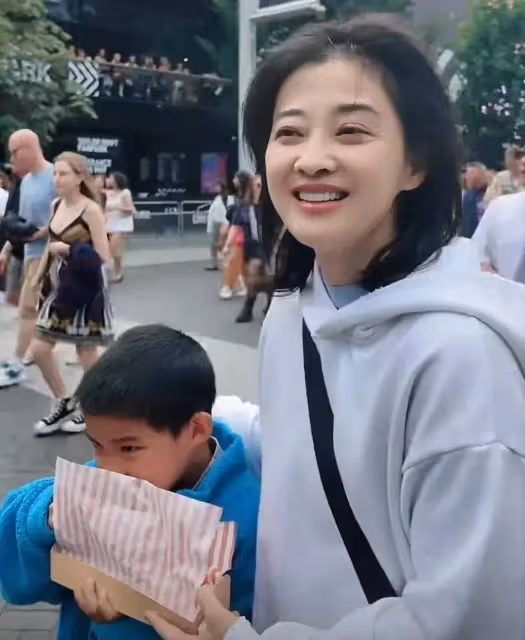 梅婷帶女兒看霉霉演唱會被偶遇,母女互動超有愛梅婷生圖皺紋明顯