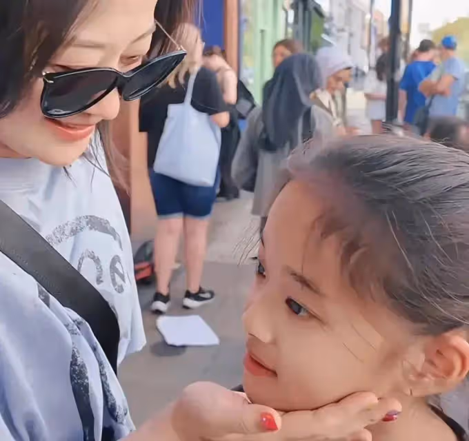 梅婷帶女兒看霉霉演唱會被偶遇,母女互動超有愛梅婷生圖皺紋明顯