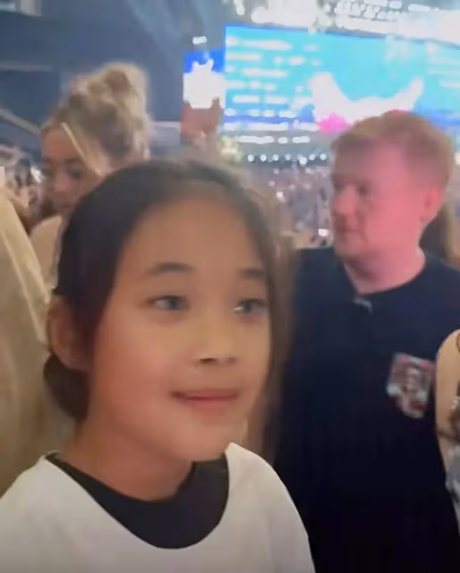 梅婷帶女兒看霉霉演唱會被偶遇,母女互動超有愛梅婷生圖皺紋明顯