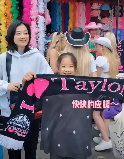 梅婷帶女兒看霉霉演唱會被偶遇,母女互動超有愛梅婷生圖皺紋明顯