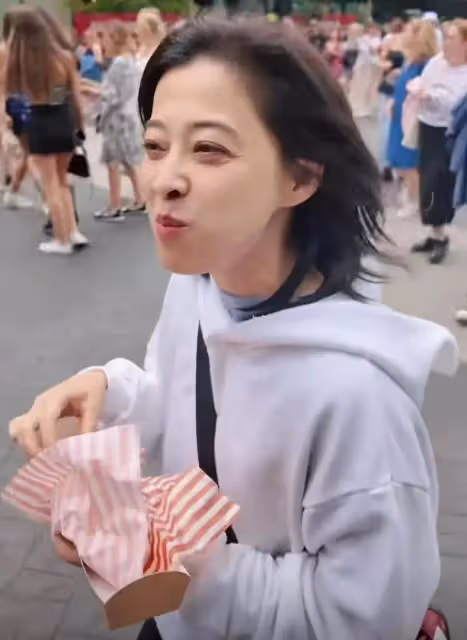 梅婷帶女兒看霉霉演唱會被偶遇,母女互動超有愛梅婷生圖皺紋明顯