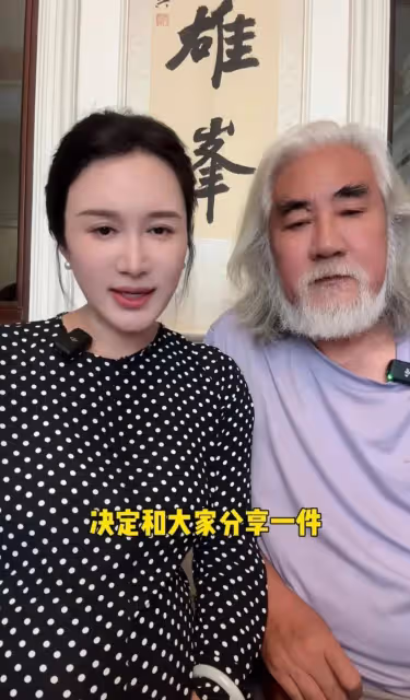 張紀中老婆杜星霖現身寺廟被偶遇,肚子超大快生產,張紀中未跟隨