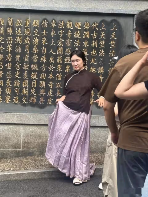 張紀中老婆杜星霖現身寺廟被偶遇,肚子超大快生產,張紀中未跟隨