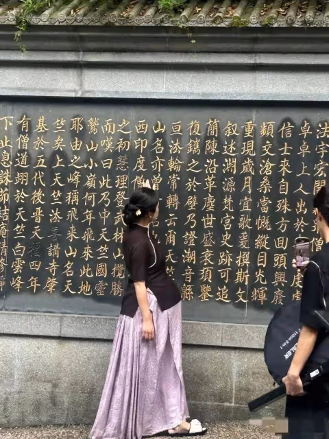 張紀中老婆杜星霖現身寺廟被偶遇,肚子超大快生產,張紀中未跟隨