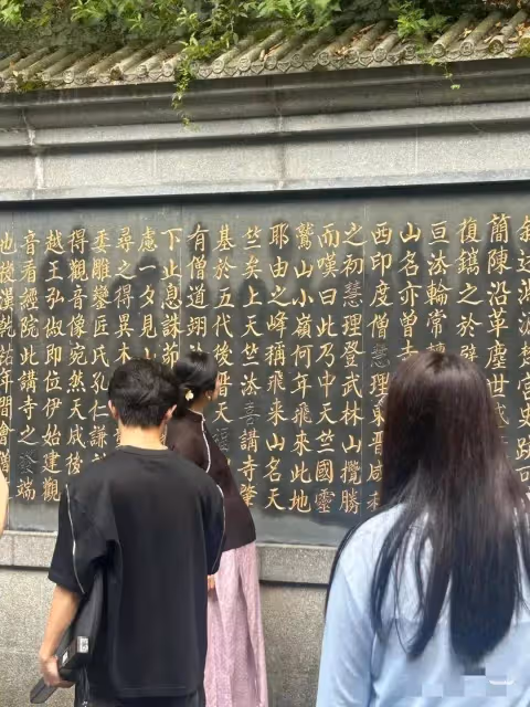 張紀中老婆杜星霖現身寺廟被偶遇,肚子超大快生產,張紀中未跟隨