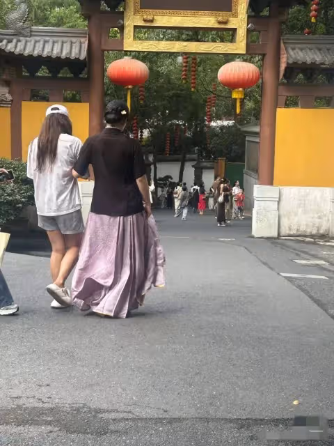 張紀中老婆杜星霖現身寺廟被偶遇，肚子超大快生產，張紀中未跟隨