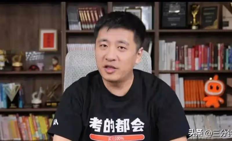 張雪峰和妻子首次公開同框引熱議,「生疏感」背後有玄機?