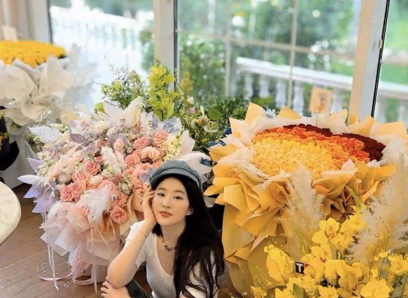 劉亦菲37歲生日嫩似17歲,豪宅變花海,吳艷姝惠英紅低調為她慶生