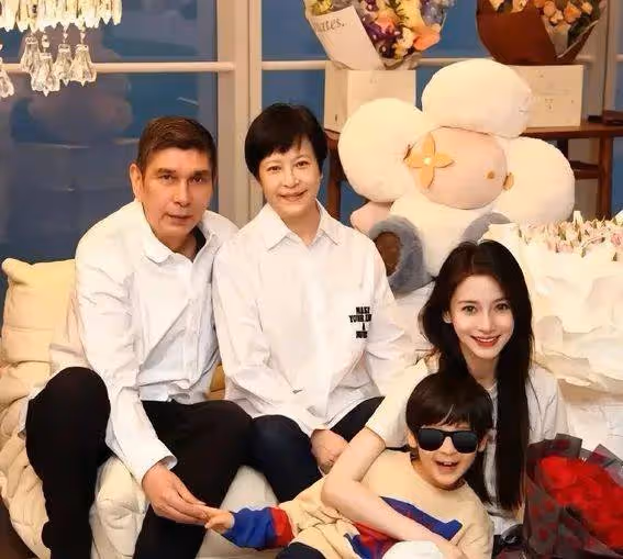 震驚!Baby帶娃游迪士尼暴露3個驚人細節,網友:這才是真正的星媽!