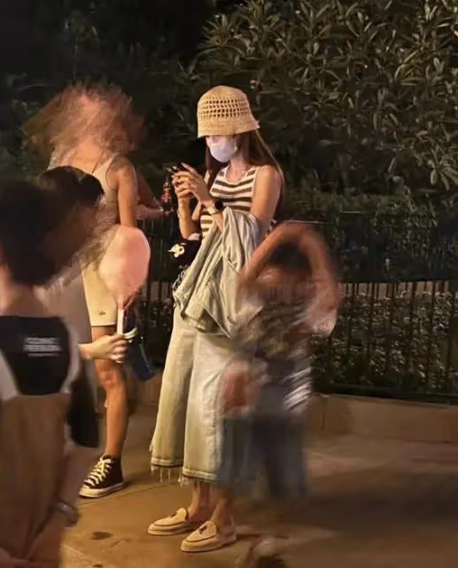 震驚!Baby帶娃游迪士尼暴露3個驚人細節,網友:這才是真正的星媽!