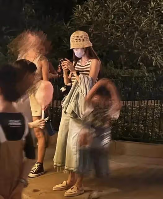震驚!Baby帶娃游迪士尼暴露3個驚人細節,網友:這才是真正的星媽!