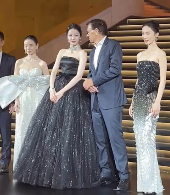 董潔迪麗熱巴金晨同台亮相,禮裙造型閃亮吸睛,網友:美貌神降臨!