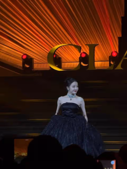 董潔迪麗熱巴金晨同台亮相,禮裙造型閃亮吸睛,網友:美貌神降臨!