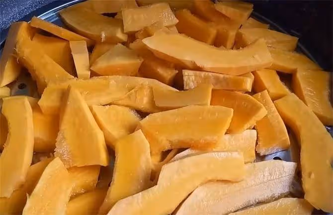 南瓜和玉米面,不加一滴水,做出的餅軟糯香甜,做法詳細告訴你