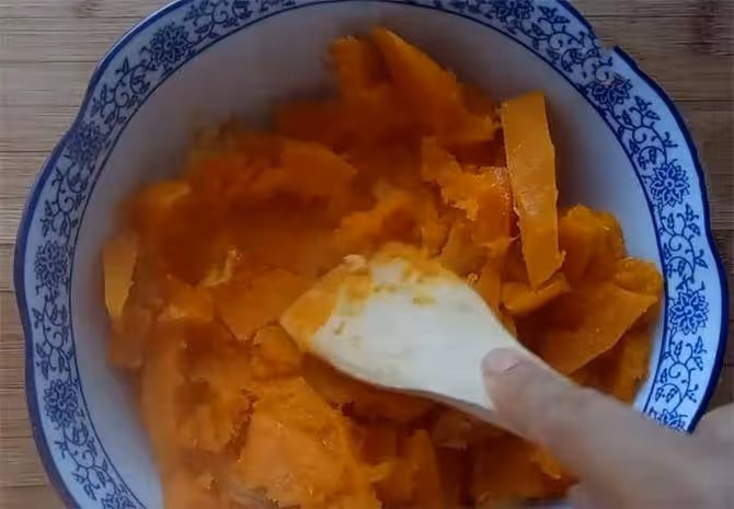 南瓜和玉米面,不加一滴水,做出的餅軟糯香甜,做法詳細告訴你
