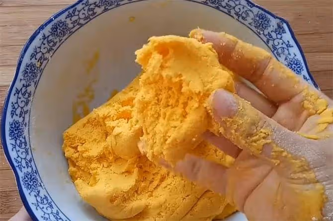 南瓜和玉米面,不加一滴水,做出的餅軟糯香甜,做法詳細告訴你
