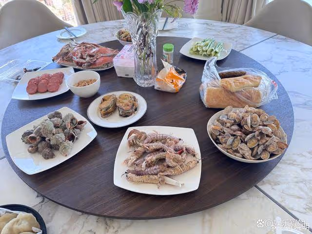 網友們被黃曉明家的早餐驚呆了,滿滿一大桌的海鮮,太豪橫了