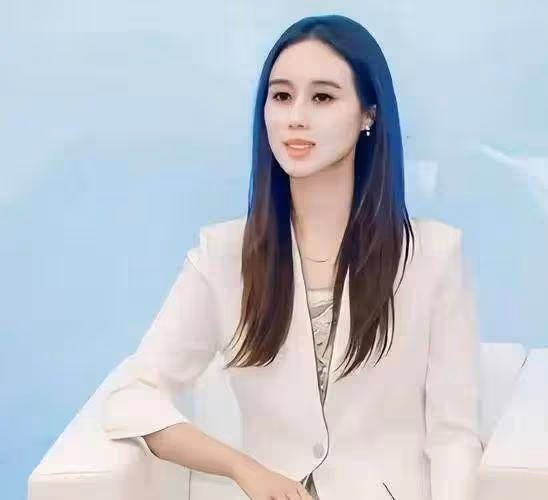 才女,賭王女兒何超欣成清華大學研究員,本科畢業於麻省理工學院