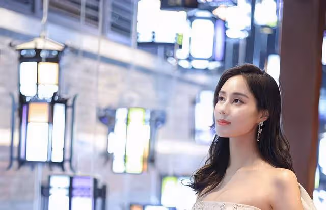 才女,賭王女兒何超欣成清華大學研究員,本科畢業於麻省理工學院