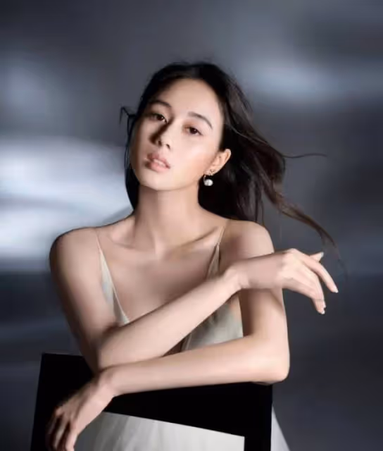 才女,賭王女兒何超欣成清華大學研究員,本科畢業於麻省理工學院