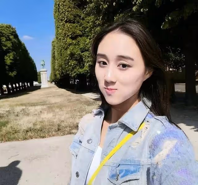 才女,賭王女兒何超欣成清華大學研究員,本科畢業於麻省理工學院