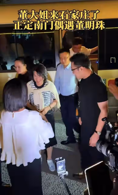 網友偶遇董明珠逛商場,和年輕高管邊走邊聊,不見王自如跟隨
