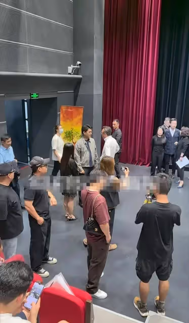靳東履新擔任文工團團長後現身話劇發布會,本人低調和氣沒架子