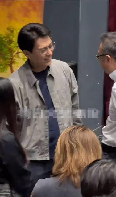 靳東履新擔任文工團團長後現身話劇發布會,本人低調和氣沒架子