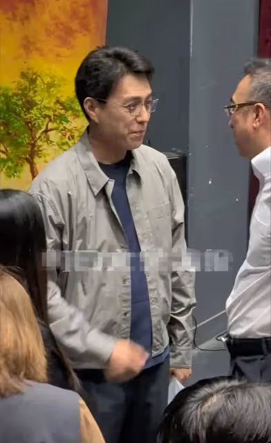 靳東履新擔任文工團團長後現身話劇發布會,本人低調和氣沒架子