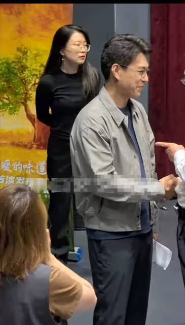 靳東履新擔任文工團團長後現身話劇發布會,本人低調和氣沒架子