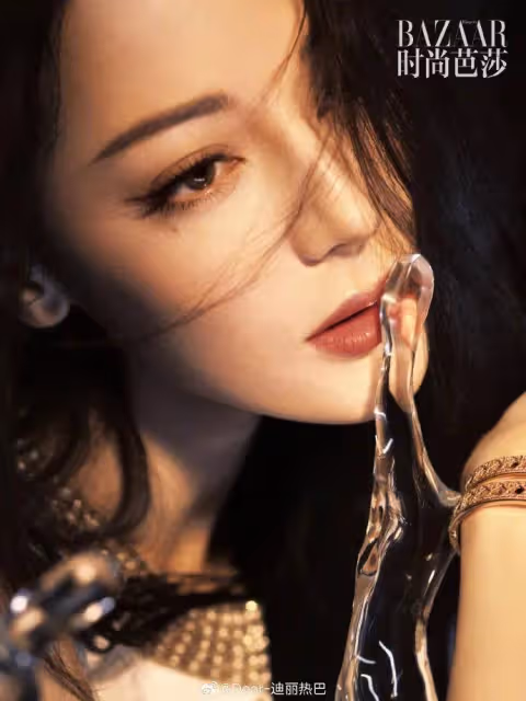 迪麗熱巴雜誌寫真異域般風情!膚白貌美身材曼妙性感迷人