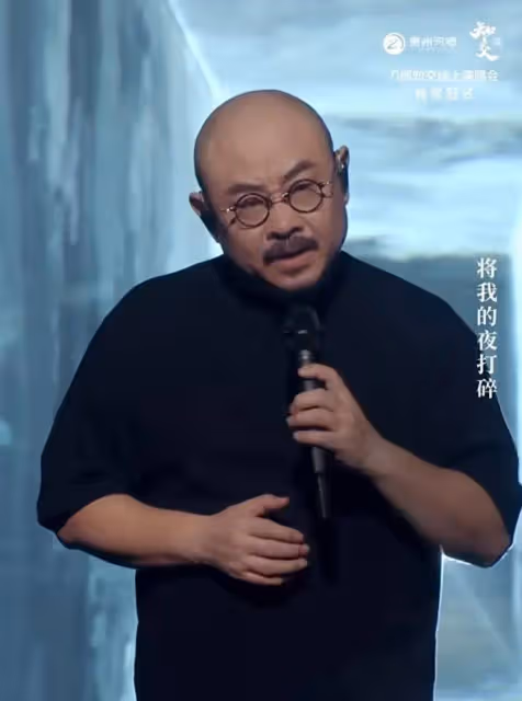 刀郎首次舉辦線上演唱會,變化太大聲音顯滄桑,本人體型發胖