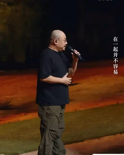 刀郎首次舉辦線上演唱會,變化太大聲音顯滄桑,本人體型發胖