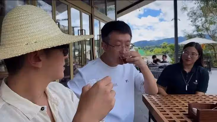 霍思燕杜江景邁山度假,親自製作品嘗咖啡,珠圓玉潤卻自信美麗