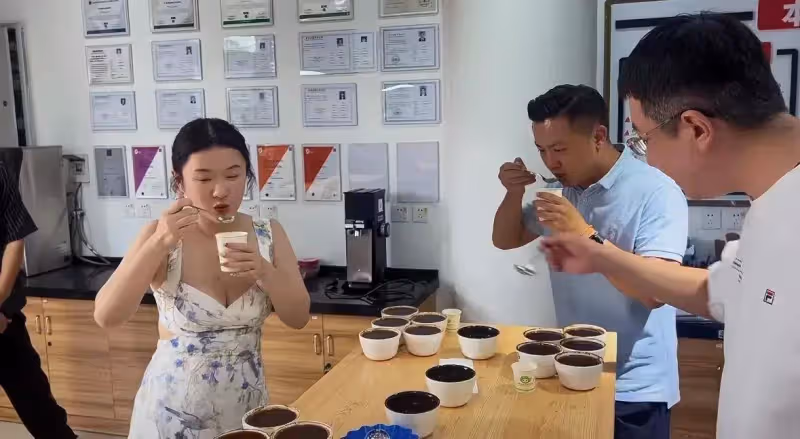 霍思燕杜江景邁山度假,親自製作品嘗咖啡,珠圓玉潤卻自信美麗