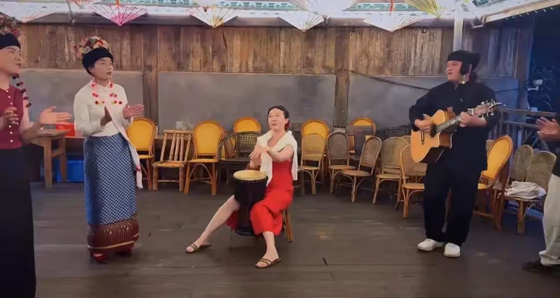 霍思燕杜江景邁山度假,親自製作品嘗咖啡,珠圓玉潤卻自信美麗