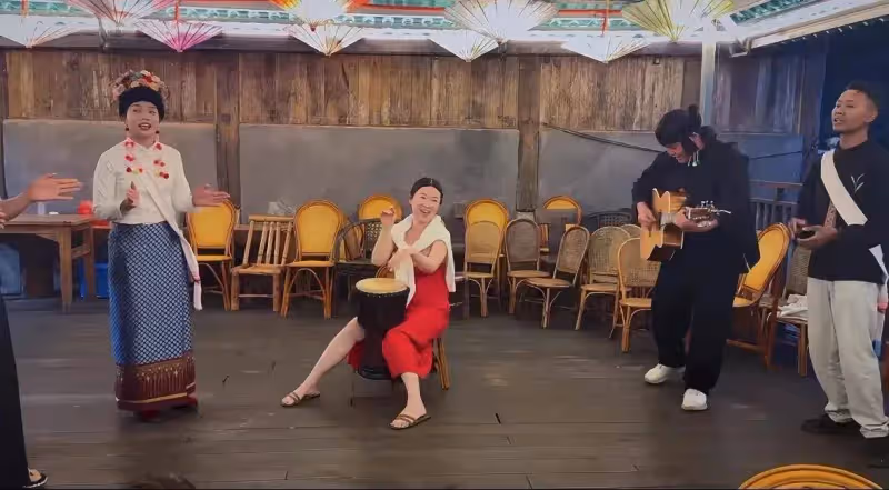 霍思燕杜江景邁山度假,親自製作品嘗咖啡,珠圓玉潤卻自信美麗