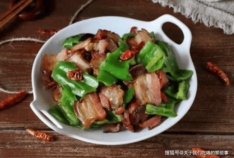 炒臘肉,切片就炒不好吃,又咸又硬!教您3招,臘肉又香又軟
