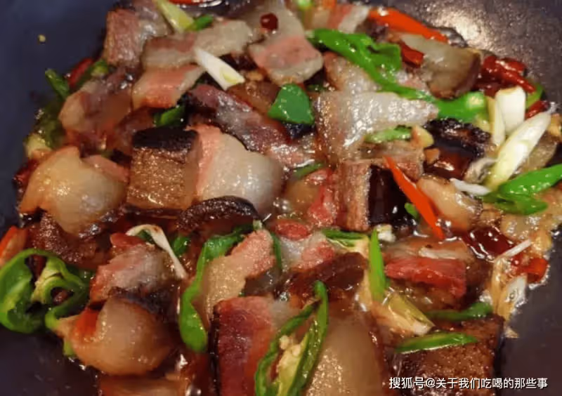 炒臘肉,切片就炒不好吃,又咸又硬!教您3招,臘肉又香又軟