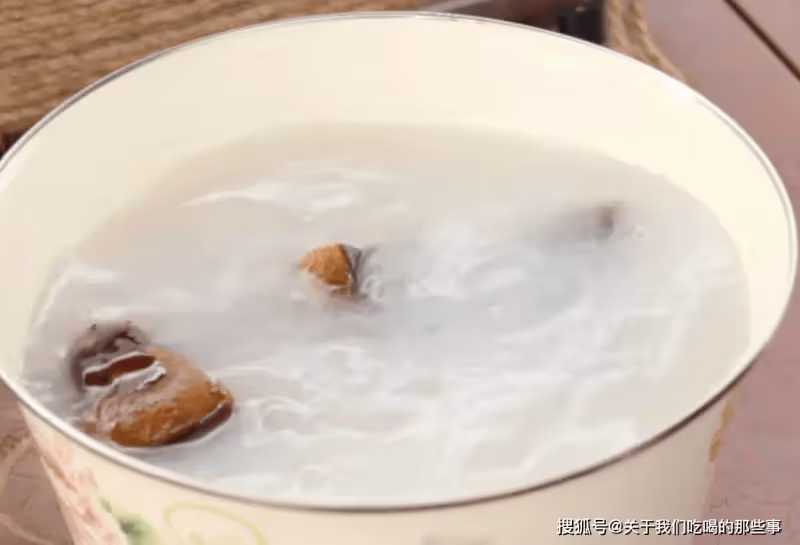 炒臘肉,切片就炒不好吃,又咸又硬!教您3招,臘肉又香又軟