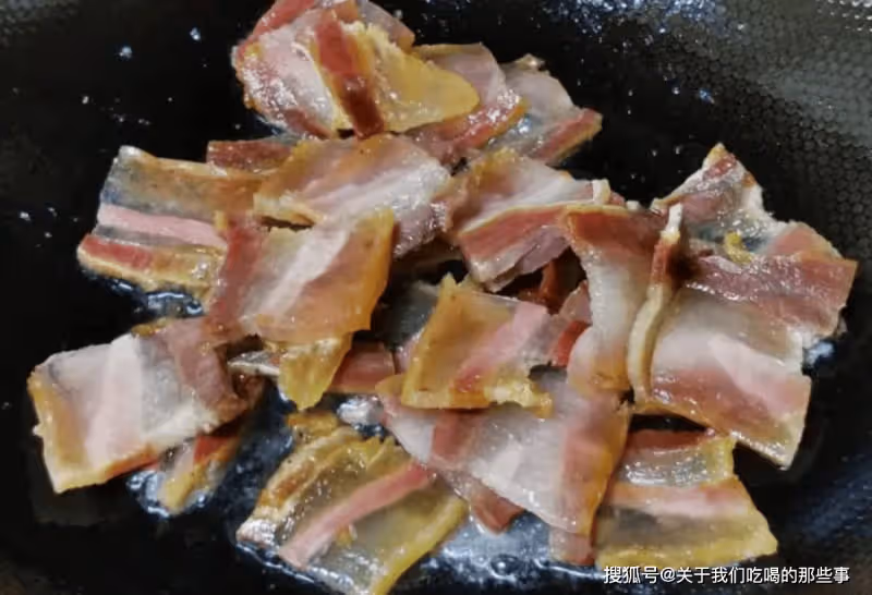 炒臘肉,切片就炒不好吃,又咸又硬!教您3招,臘肉又香又軟