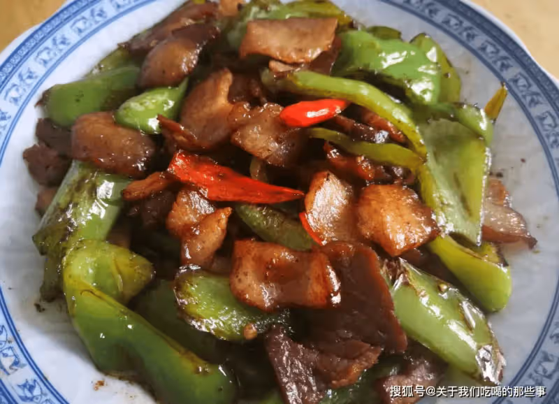 炒臘肉,切片就炒不好吃,又咸又硬!教您3招,臘肉又香又軟