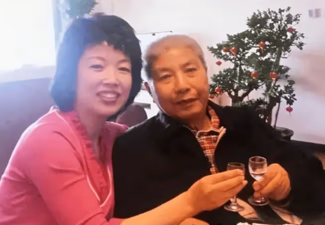 央視名嘴黃薇:與蔡國慶青梅竹馬,照顧偏癱父親11年,被評為「十大孝子」