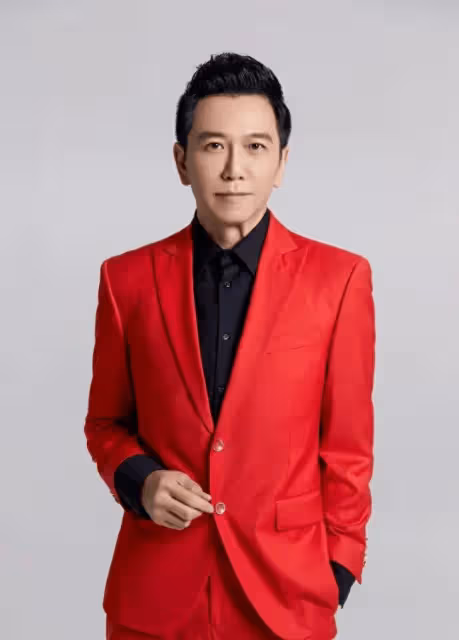港星溫兆倫近況曝光!路人視角又黑又胖,多次離婚娶內地小嬌妻
