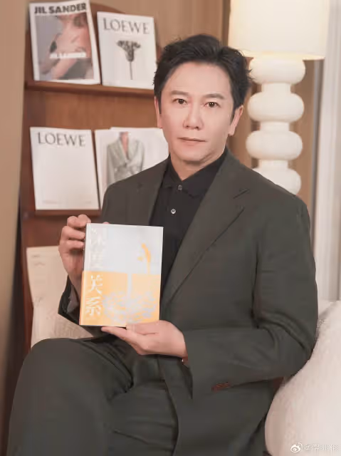 港星溫兆倫近況曝光!路人視角又黑又胖,多次離婚娶內地小嬌妻