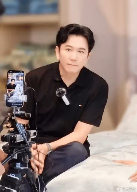 港星溫兆倫近況曝光!路人視角又黑又胖,多次離婚娶內地小嬌妻