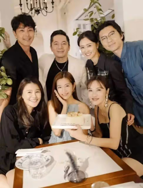 TVB「最索人母」獲好友陪伴慶生,當家小生「黑面」送花,老公繼續消失