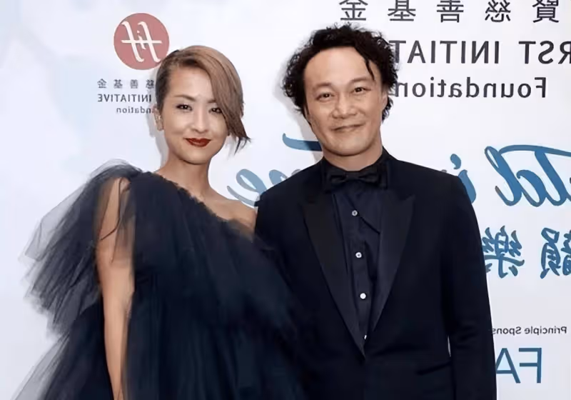 陳奕迅曬與徐濠縈海邊賞落日照，夫妻對視氛圍唯美，這是愛情最美的樣子？