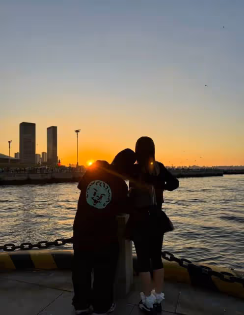 陳奕迅曬與徐濠縈海邊賞落日照，夫妻對視氛圍唯美，這是愛情最美的樣子？