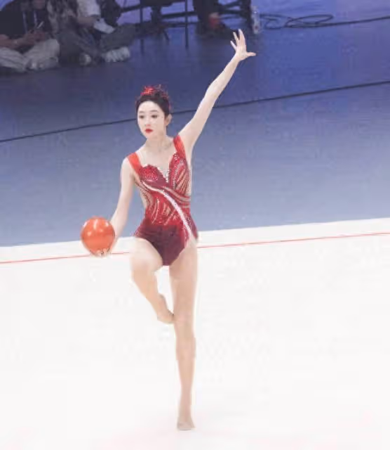 宣璐藝術體操奪冠,紅衣美照驚艷全網,網友:這嘟嘴太萌了!